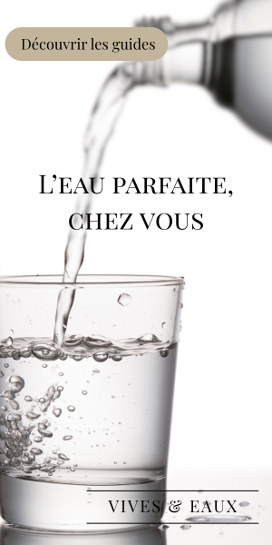 un bouteille verse une eau limpide dans un verre