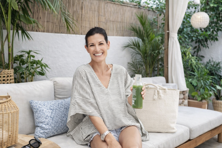 Malia Jones, ancienne surfeuse professionnelle et creatrice de la marque Malia Jones Swimwear, a Hawaii