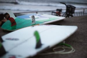 Comment choisir sa planche de surf en 5 critères clés
