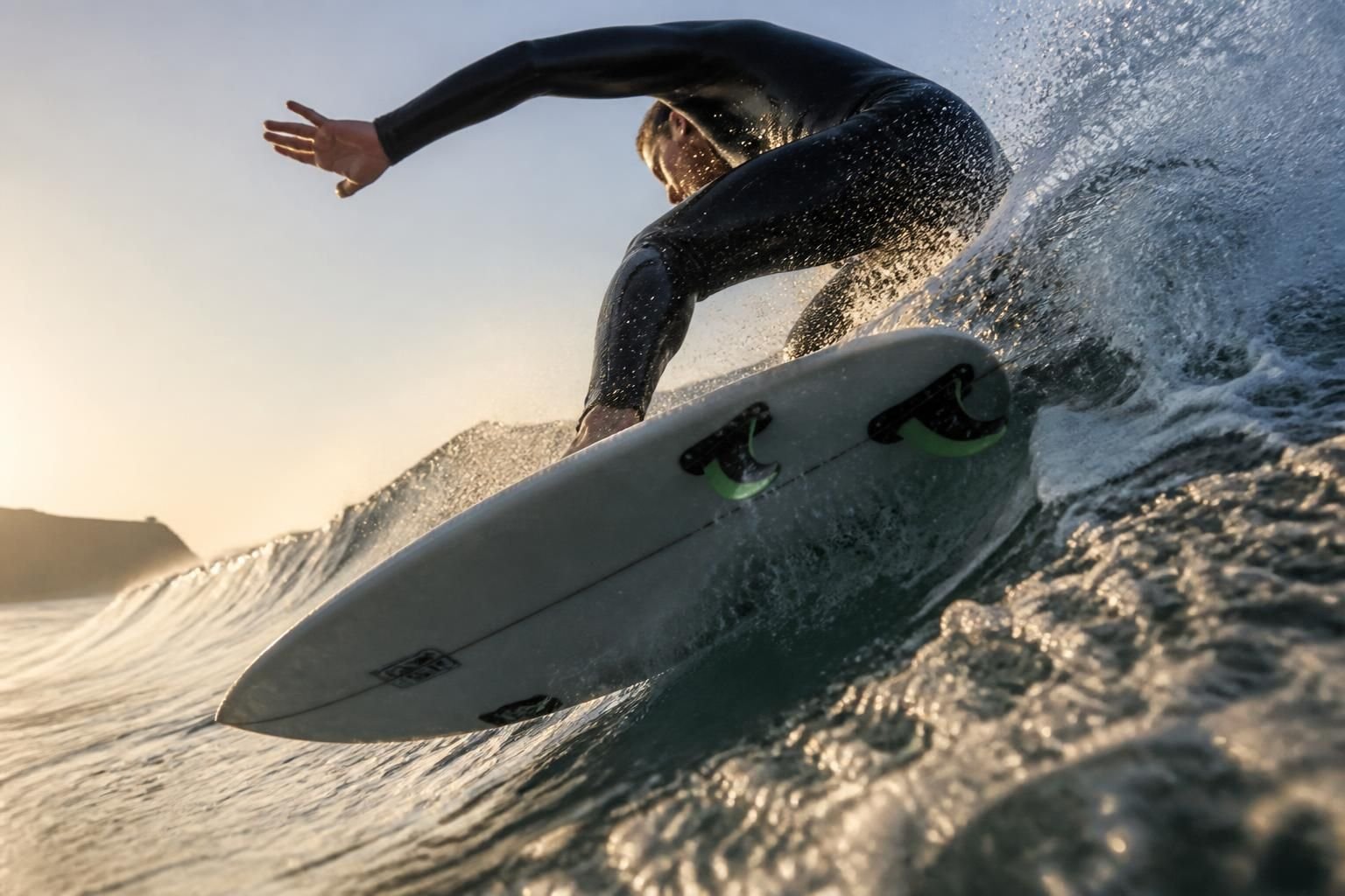 les différents types d'ailerons de planche de surf : single, twin, thruster ou quad. choisissez la configuration idéale pour améliorer vos performances et votre stabilité sur les vagues.