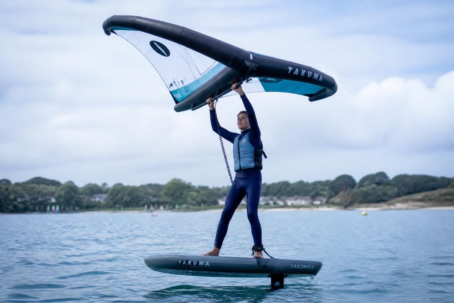 combien d'heures de cours de wing foil sont nécessaires pour progresser rapidement et vraiment décoller sur l'eau. conseils et astuces pour débutants.