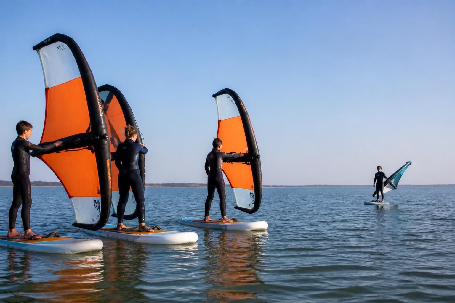 ce qui se passe vraiment lors d'un premier stage d'initiation au wing foil, de l'apprentissage des bases à la maîtrise des sensations sur l'eau.