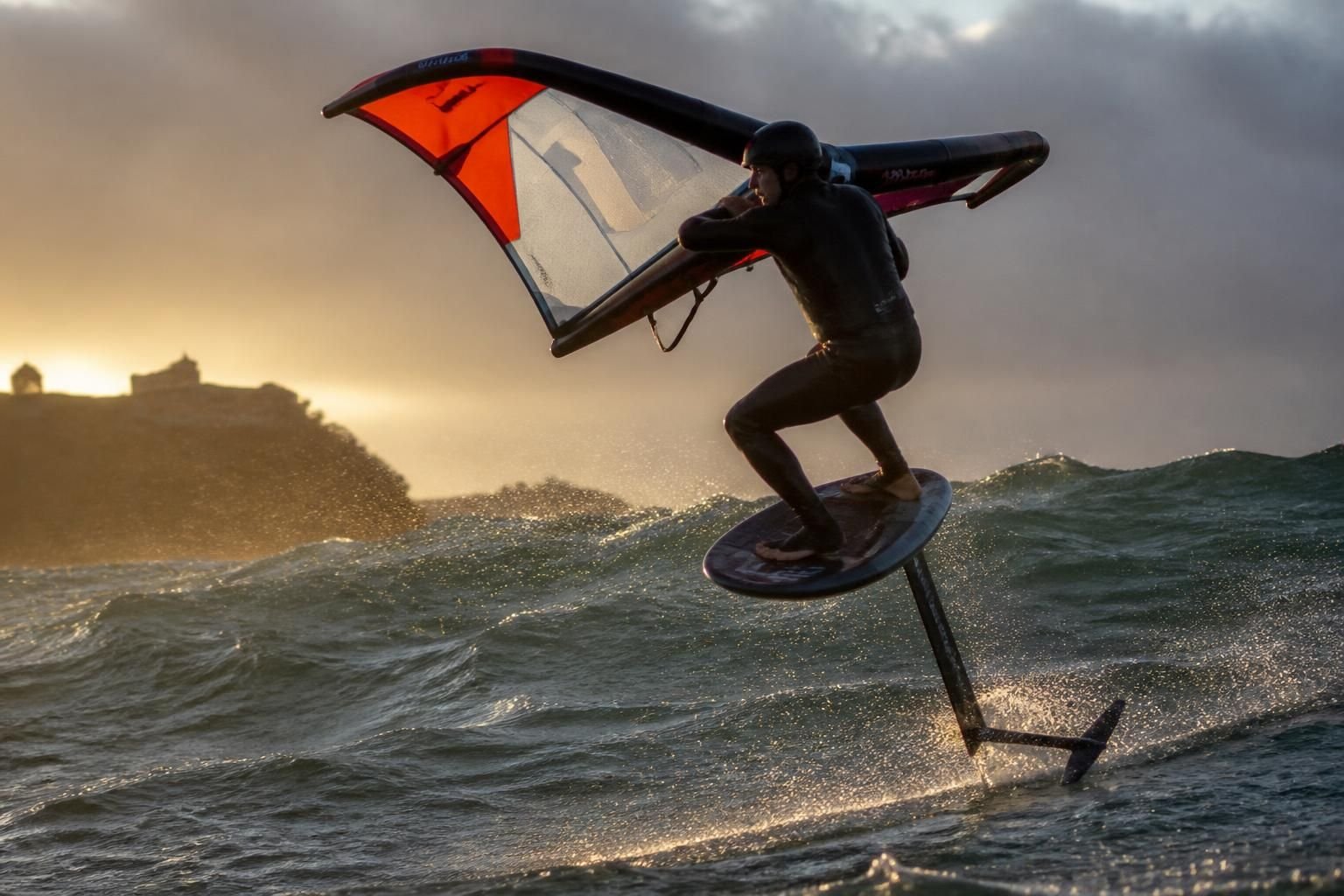 nos conseils pour maîtriser la jibe en wing foil et réussir vos virages même par gros temps. techniques et astuces pour naviguer en toute confiance.