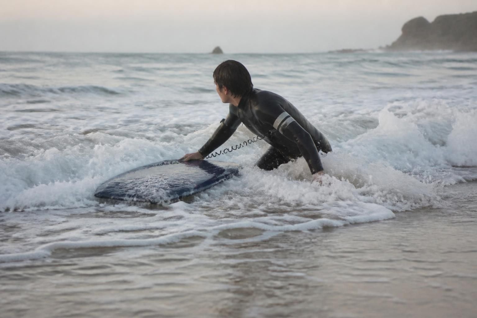 comment choisir le leash de bodyboard idéal, que ce soit pour le poignet ou le bras, afin d'améliorer votre confort et votre sécurité dans l'eau.
