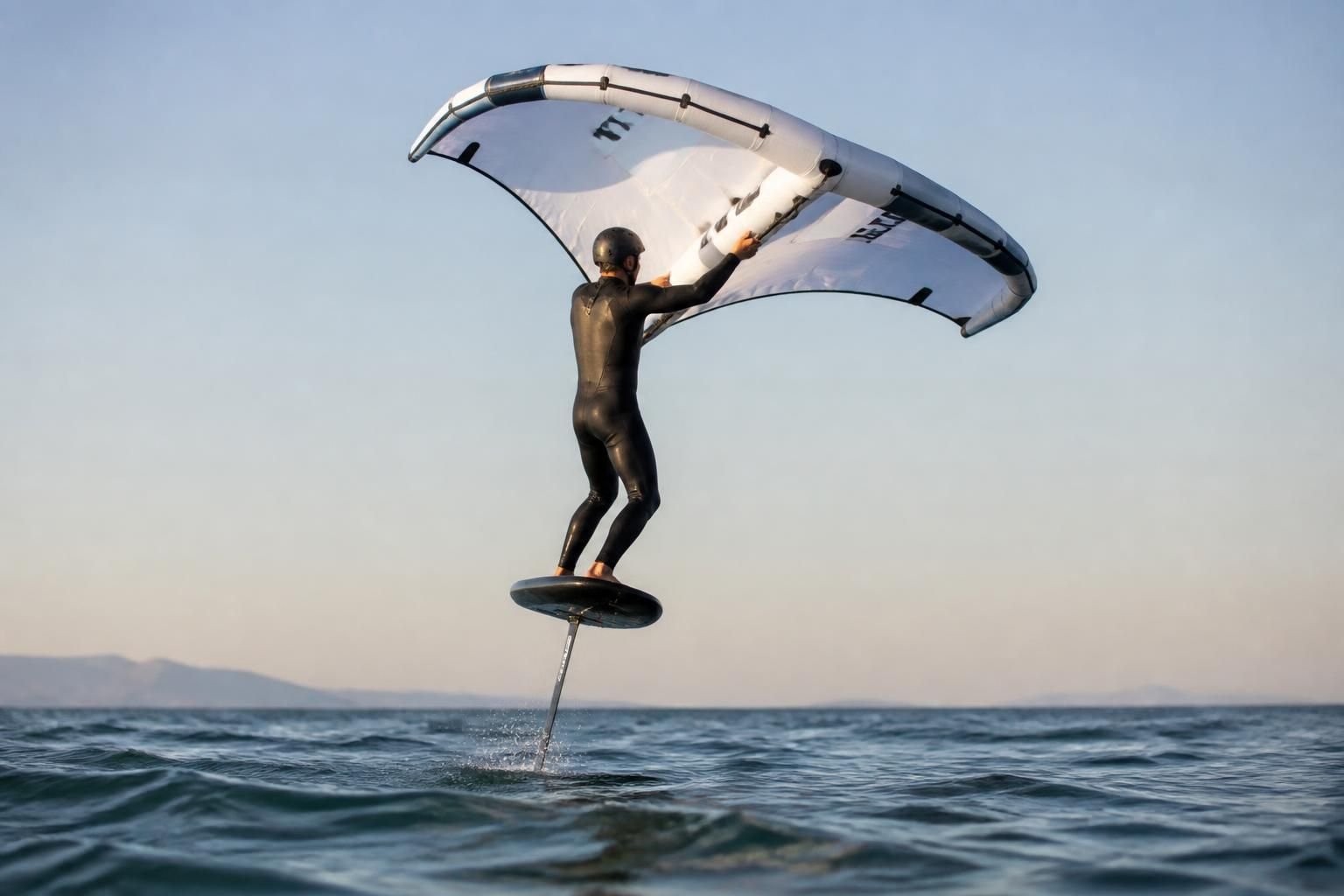 comment choisir l'aile de wing foil idéale en fonction de vos conditions de navigation pour une expérience optimale sur l'eau.