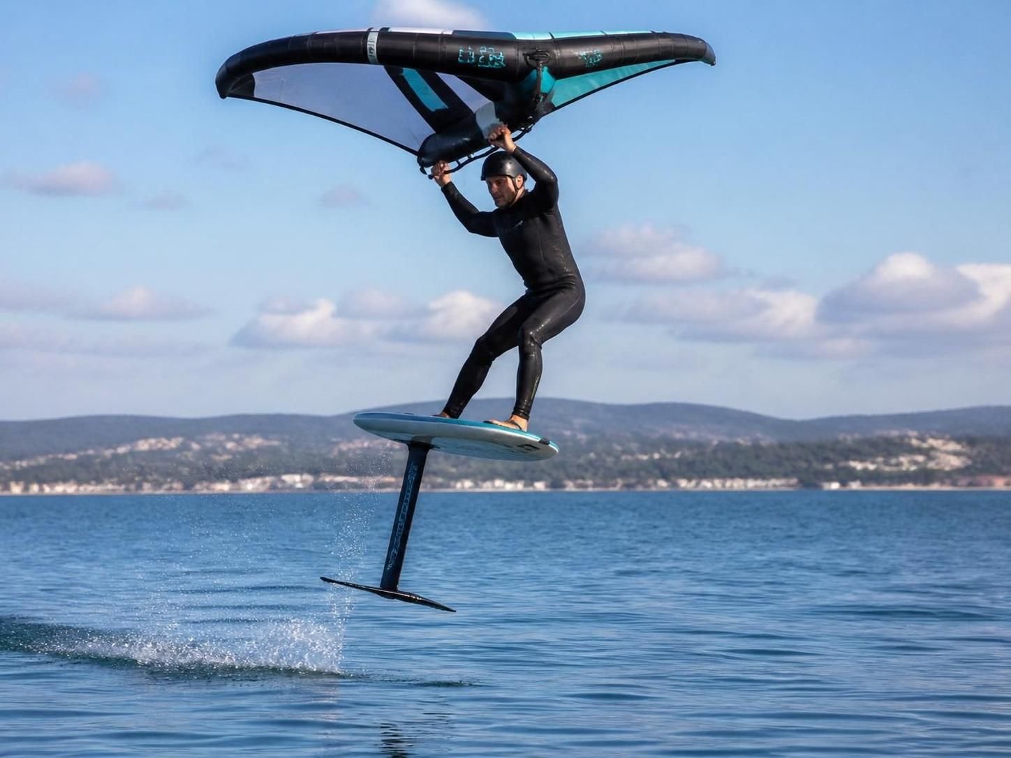 les figures essentielles de wing foil freestyle à apprendre pas à pas pour progresser rapidement et maîtriser ce sport nautique spectaculaire.