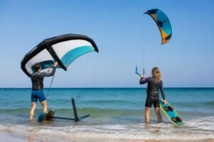 Wing foil ou kitesurf : lequel choisir quand on débute ?