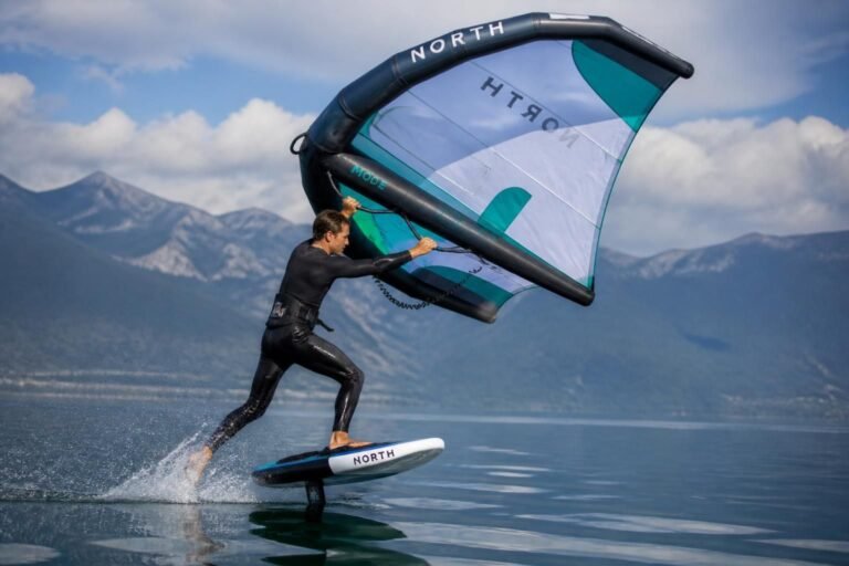 Wing foil pumping : la technique pour relancer sans vent
