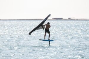 Wing foil ou kitesurf : lequel choisir quand on débute ?