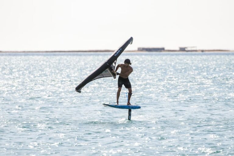 Wing foil ou kitesurf : lequel choisir quand on débute ?