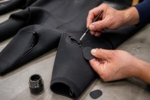 Réparer une combinaison néoprène : trous, déchirures et coutures décollées