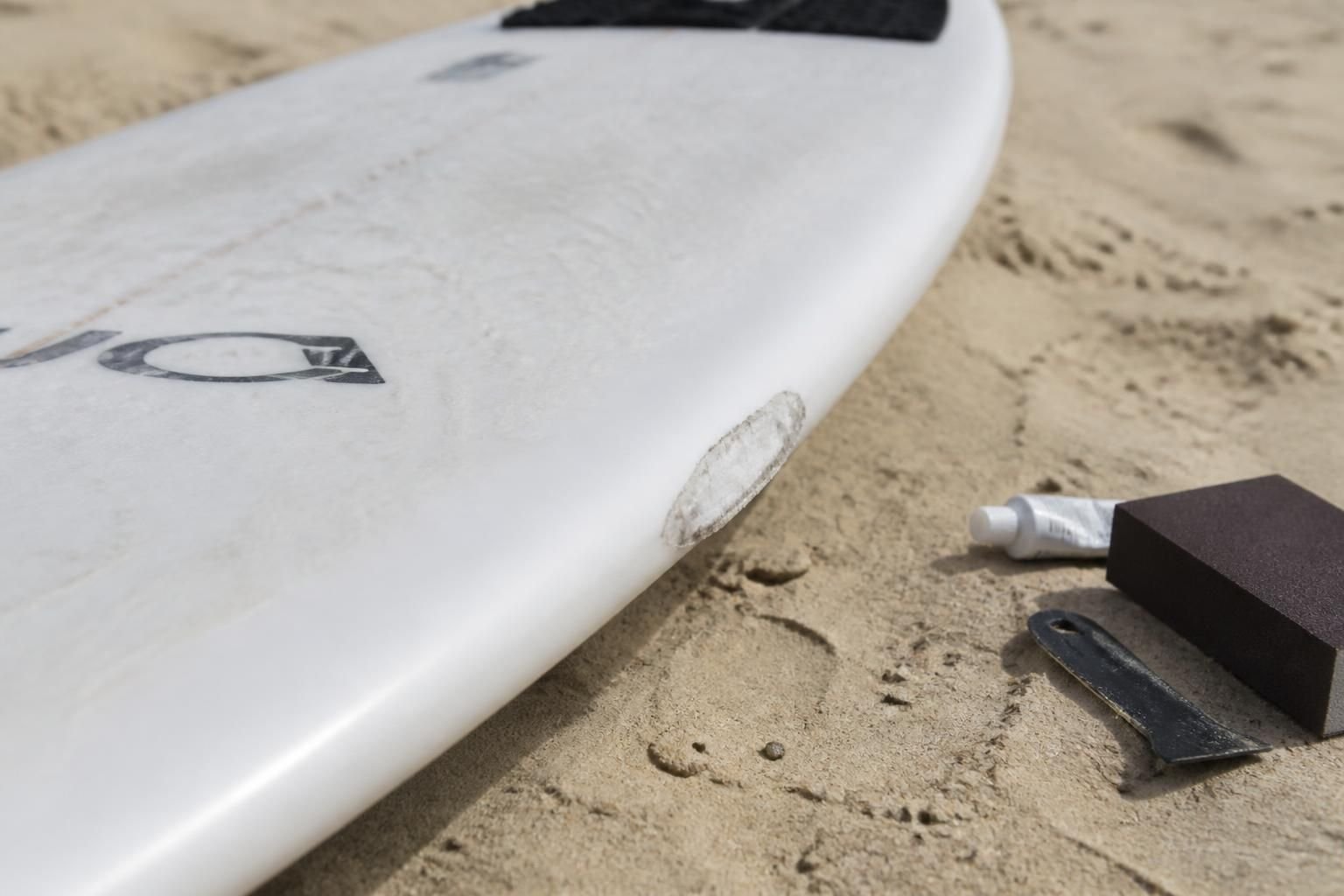 comment réparer vous-même votre planche de surf avec la résine époxy ou polyester. guide pratique pour choisir la bonne résine et réussir vos réparations facilement.