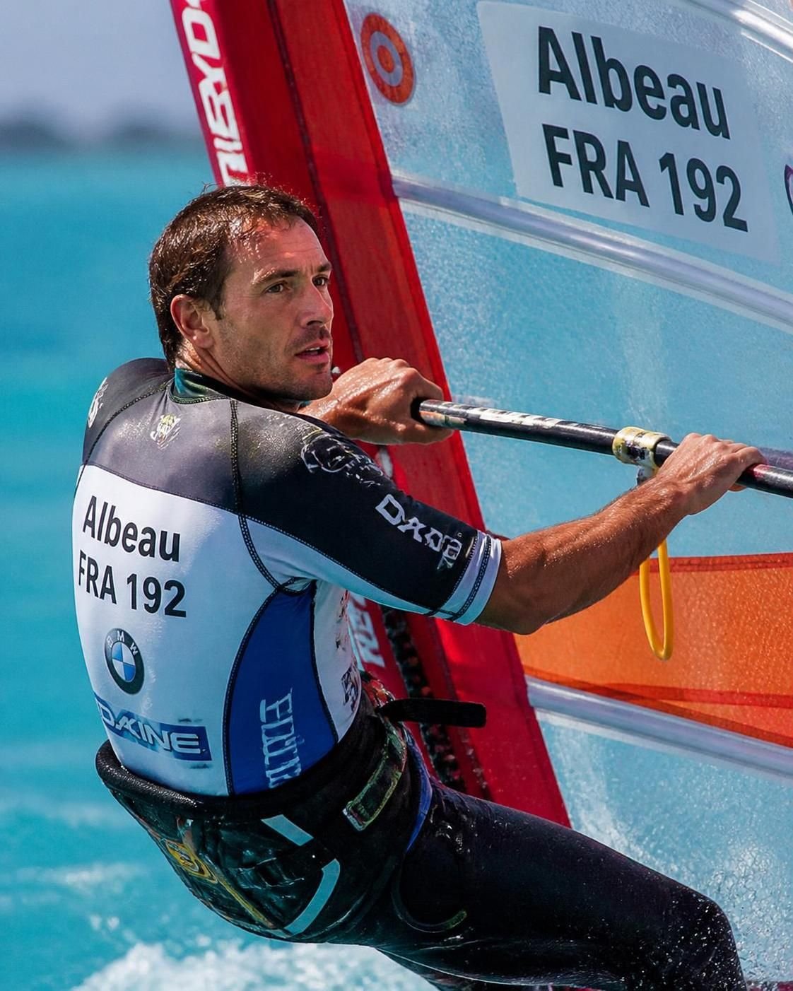 antoine albeau, la légende française du windsurf, ses records impressionnants et les dernières actualités de sa carrière.