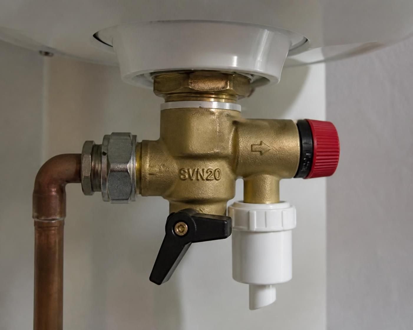 le rôle essentiel du groupe de sécurité de chauffe-eau, les conseils pour son entretien régulier et les indications pour son remplacement afin d'assurer la sécurité et la performance de votre installation.