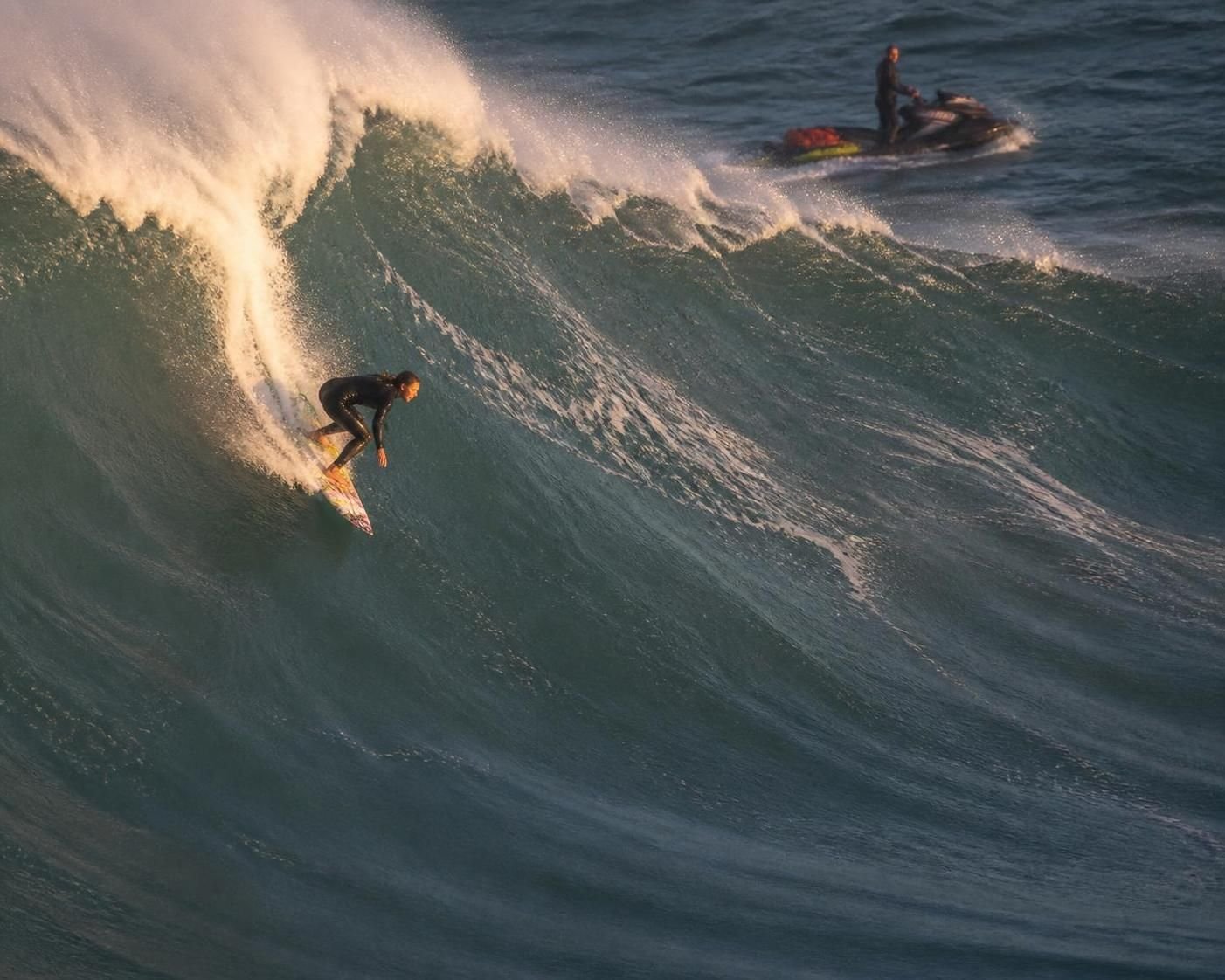 justine dupont, la surfeuse française renommée pour dompter les plus grosses vagues du monde avec passion et audace.