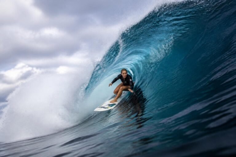 découvrez justine dupont, la surfeuse française renommée qui défie les plus grosses vagues du monde avec passion et courage.