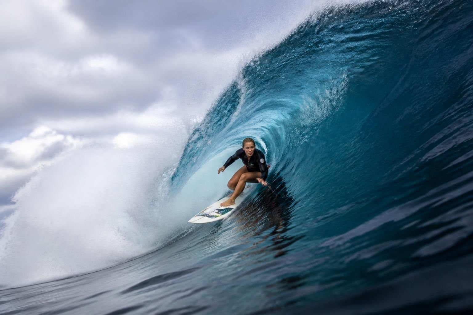 découvrez justine dupont, la surfeuse française renommée qui défie les plus grosses vagues du monde avec passion et courage.